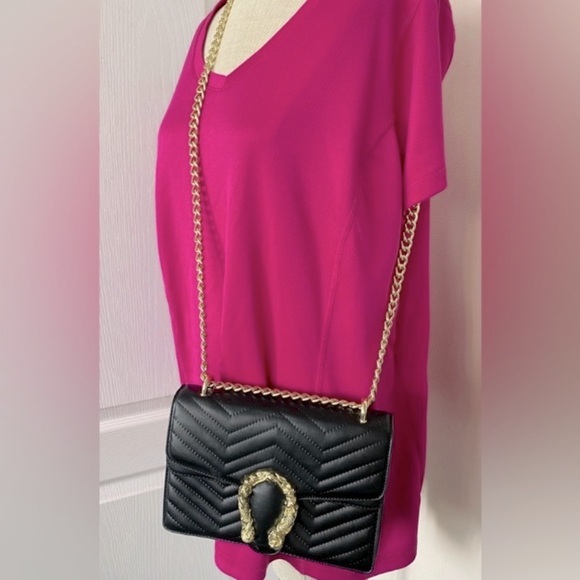 Black quilted bag with chain and horseshoe in front - Picture 2 of 10